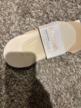 FREE in bundle NWT 2 pair kensie No-Show Liner Socks in Nude/Beige